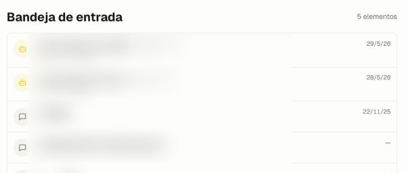 La Bandeja de entrada actual de la comunidad con la estructura de la lista de conversaciones; los títulos y las vistas previas de las conversaciones están deliberadamente desenfocados por privacidad.