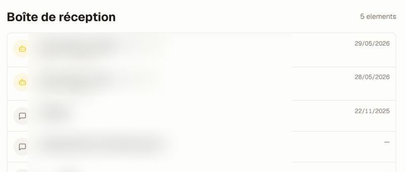 La boîte de réception de la communauté actuelle avec la structure de la liste de conversations ; les titres et aperçus des conversations sont volontairement floutés pour des raisons de confidentialité.